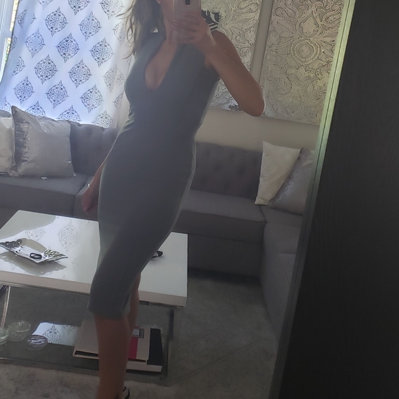 Maisie Stuctured V-Neck Midi Dress - Picture 3 of 6